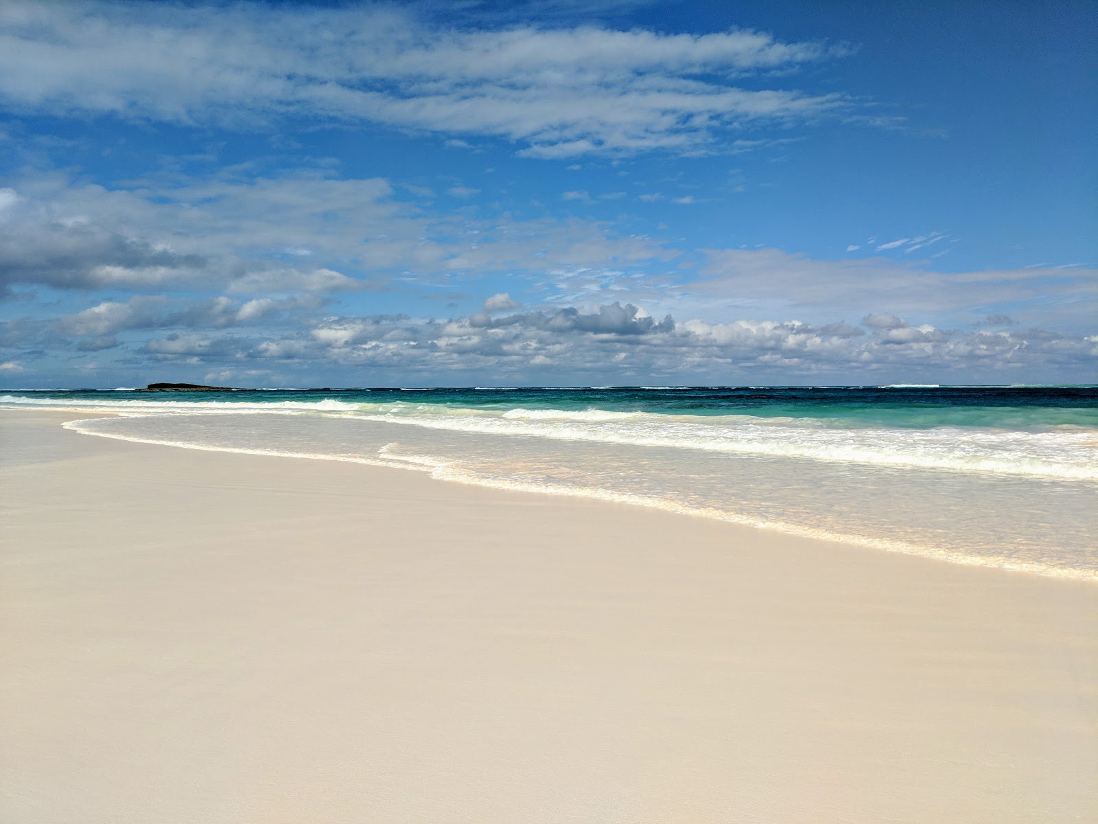 French Leave beach的照片 带有碧绿色纯水表面