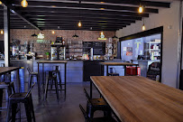 Atmosphère du Restaurant L'Atelier - Cave Bar Restauration à Les Achards - n°1