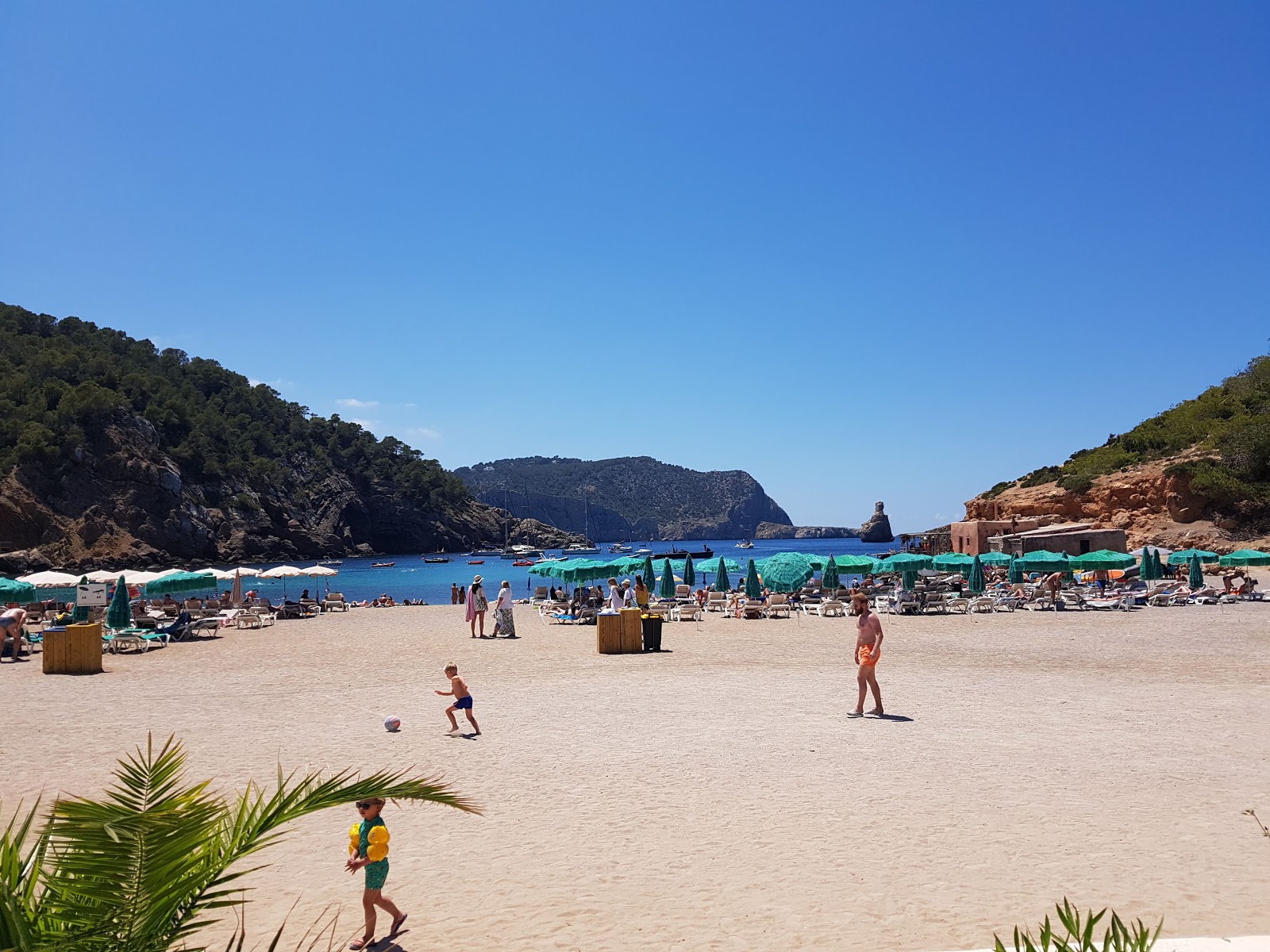 Foto van Cala Benirras met kleine baai