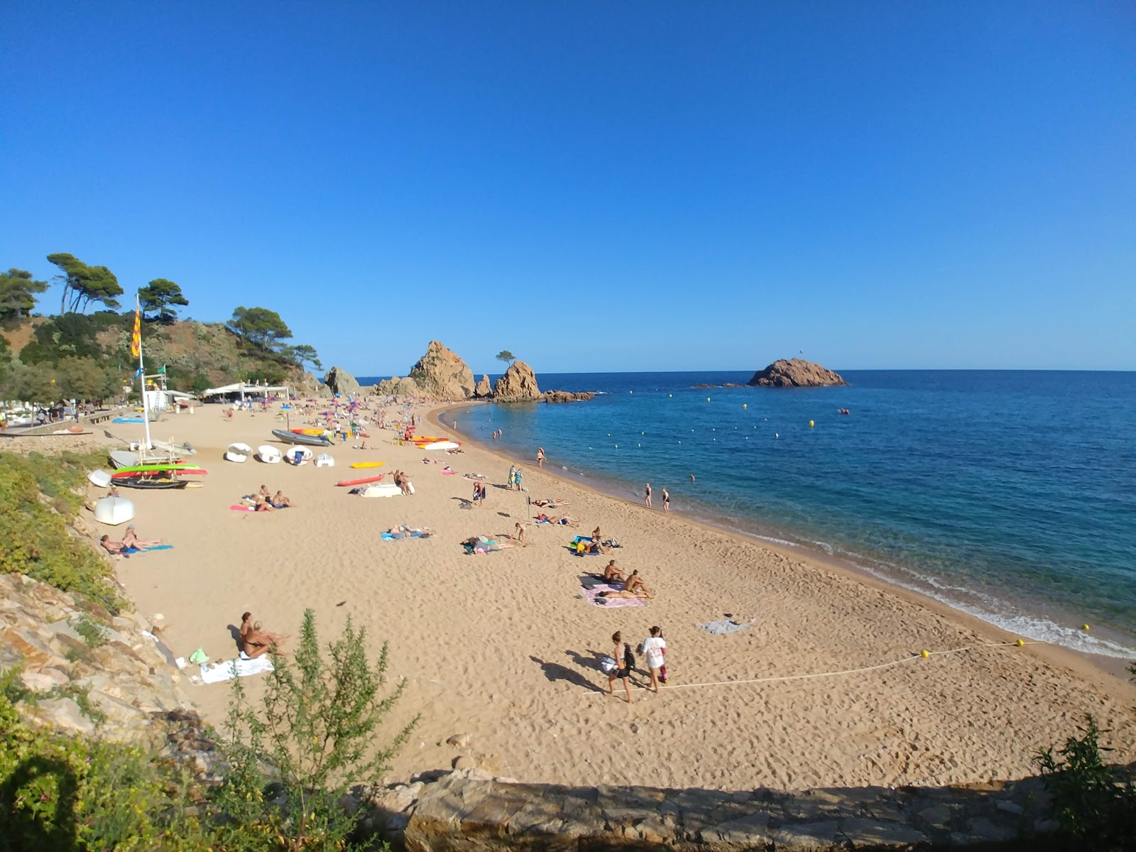 Photo de Plage de Mar Menuda avec baie spacieuse