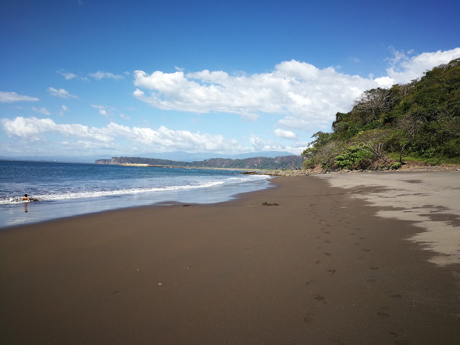 Foto van Playa Corralillo met bruin zand oppervlakte