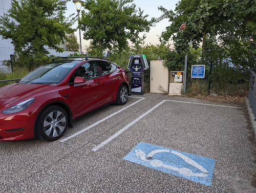 Borne de recharge de véhicules électriques Réseau eborn Station de recharge Alixan