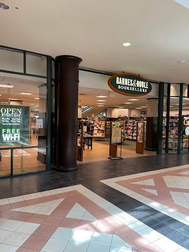 Book Store «Barnes and Noble», reviews and photos, 2500 N Mayfair Rd, Milwaukee, WI 53226, USA