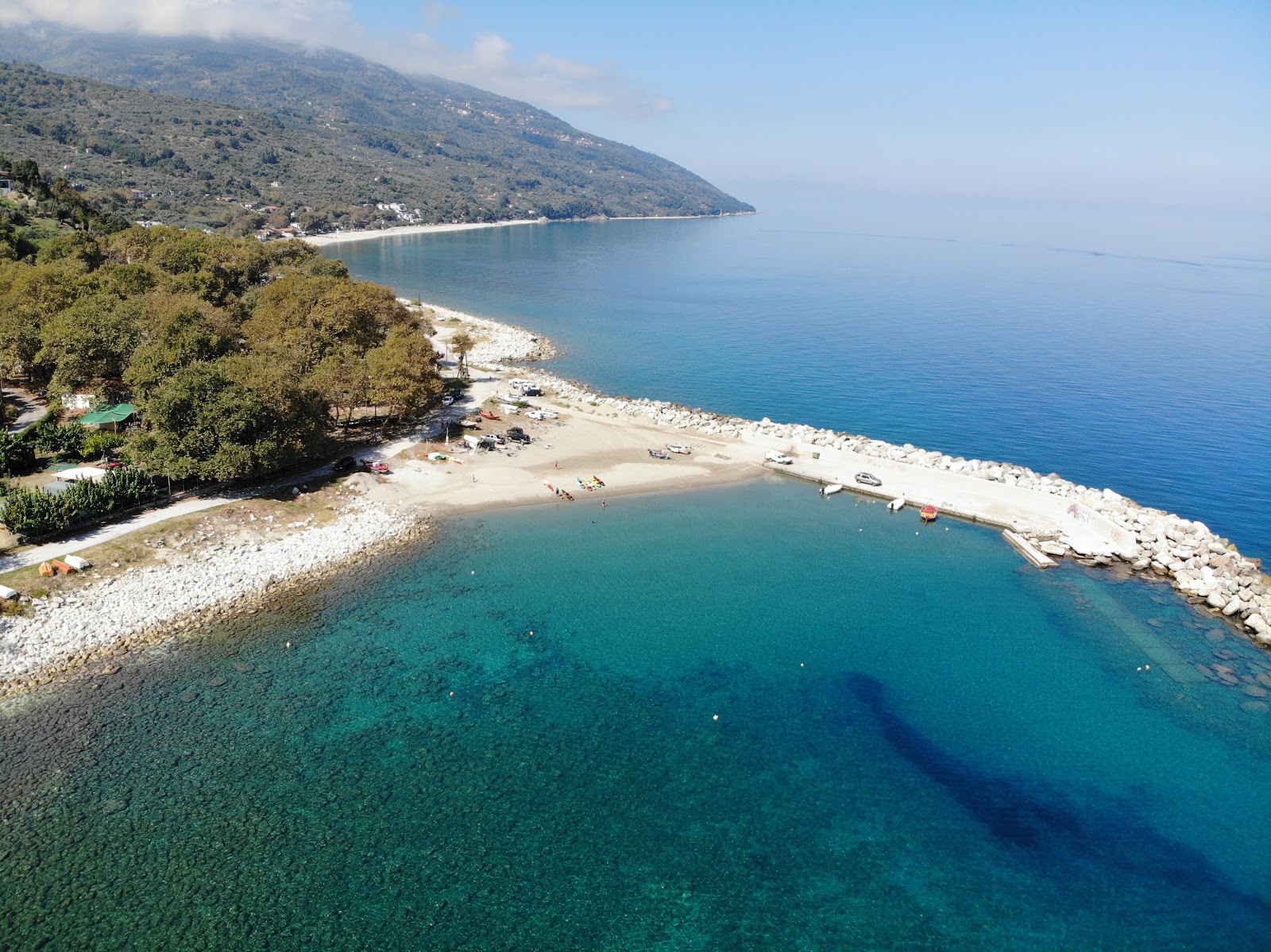 Fotografie cu Port of Chorefto beach cu o suprafață de apa pură turcoaz