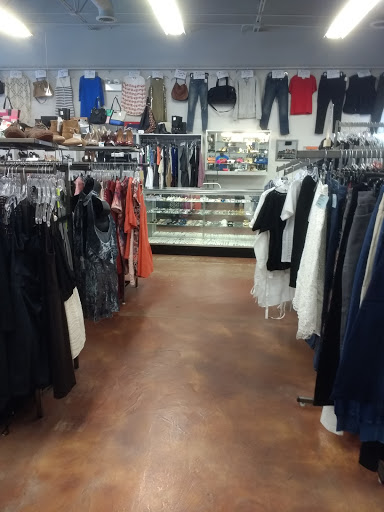 Used Clothing Store «Crossroads Trading Co.», reviews and photos, 2711 N Clark St, Chicago, IL 60614, USA