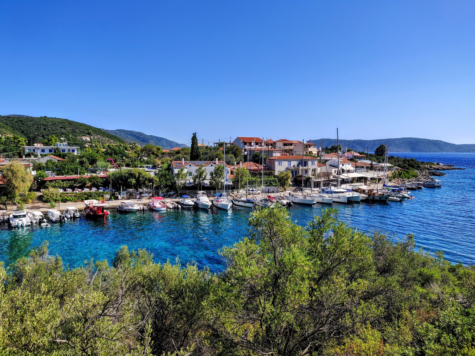 Steni Vala beach'in fotoğrafı ve yerleşim