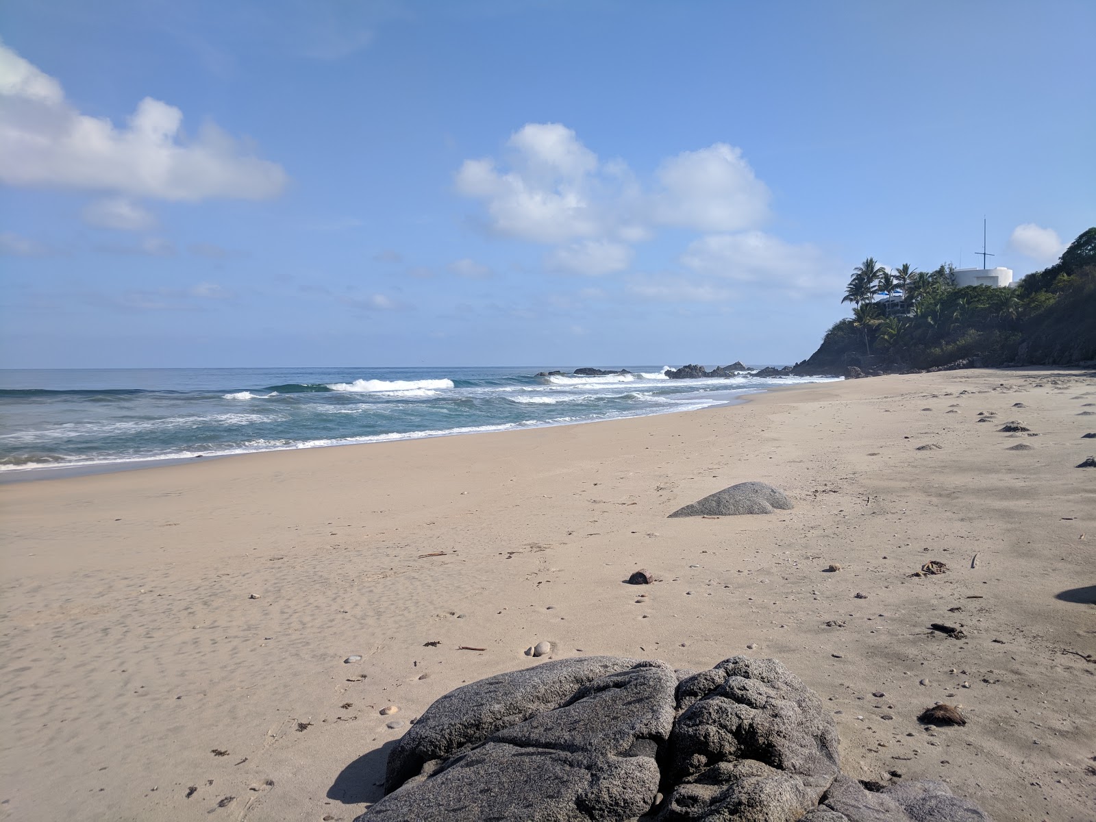 Patzcuaro Sur beach的照片 带有蓝色纯水表面