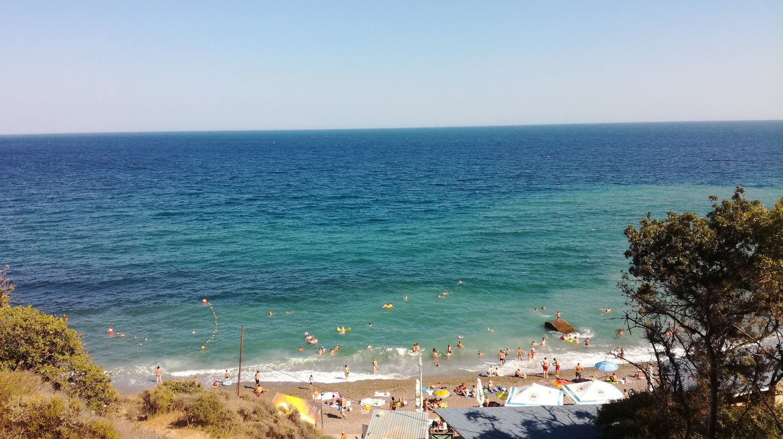 Foto de Alupka beach rodeado por montanhas