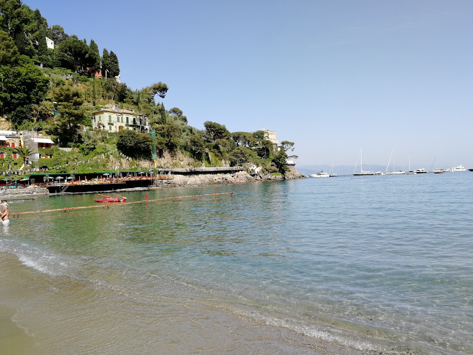 Photo de Plage de Paraggi avec l'eau cristalline de surface