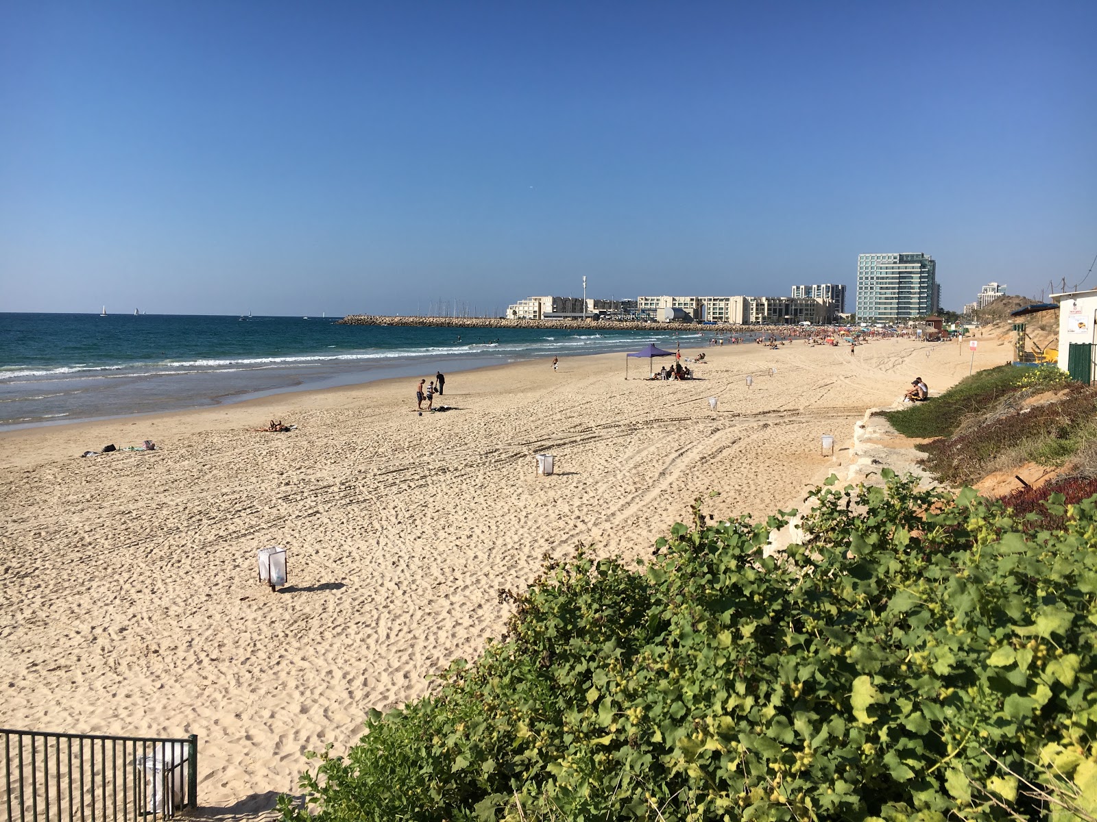 Foto van Separated beach met helder fijn zand oppervlakte