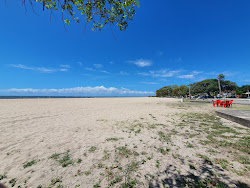 Photo de Laranjal Beach avec rivage droit, long