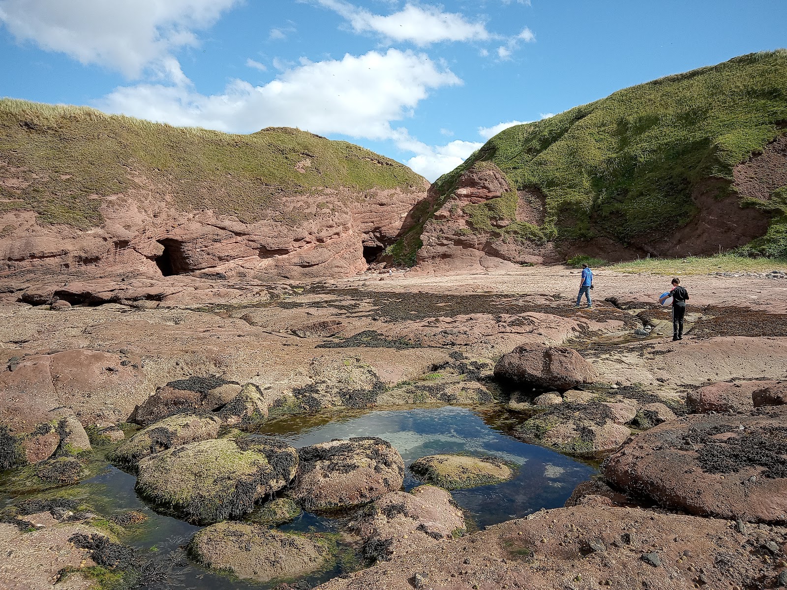 Foto av Aberdour Beach omgiven av berg