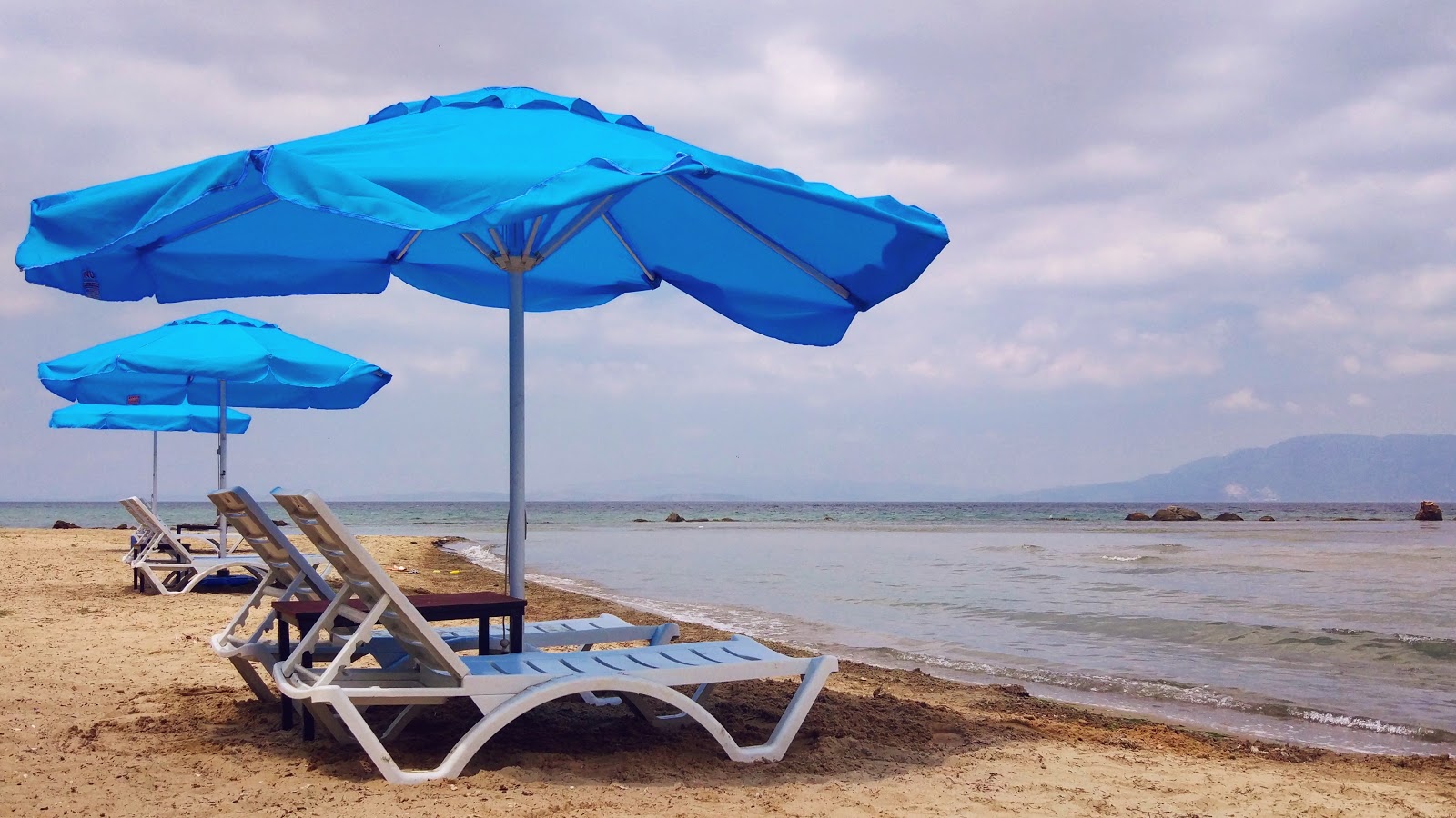 Foto de Sirincavus beach com areia brilhante superfície