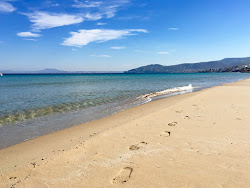 Foto von Les Dunes Plage von Klippen umgeben