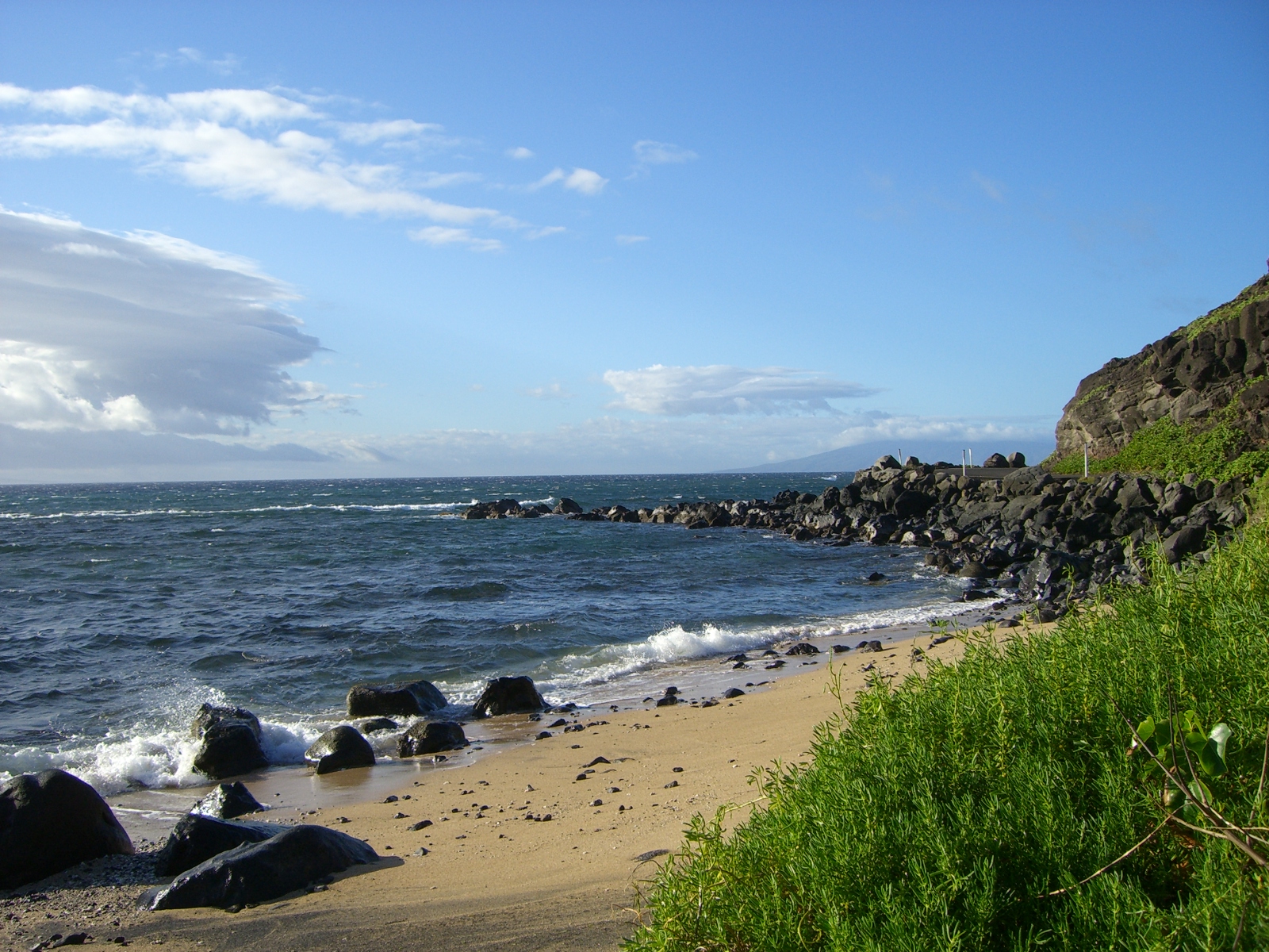 Kamehameha Beach的照片 带有碧绿色纯水表面