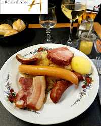 Choucroute d'Alsace du Restaurant 𝐋𝐚 𝐓𝐚𝐯𝐞𝐫𝐧𝐞 𝐌𝐞𝐭𝐳 𝑇𝑎𝑏𝑙𝑒 𝑑𝑒 𝐶𝑎𝑟𝑎𝑐𝑡è𝑟𝑒 à Metz - n°1