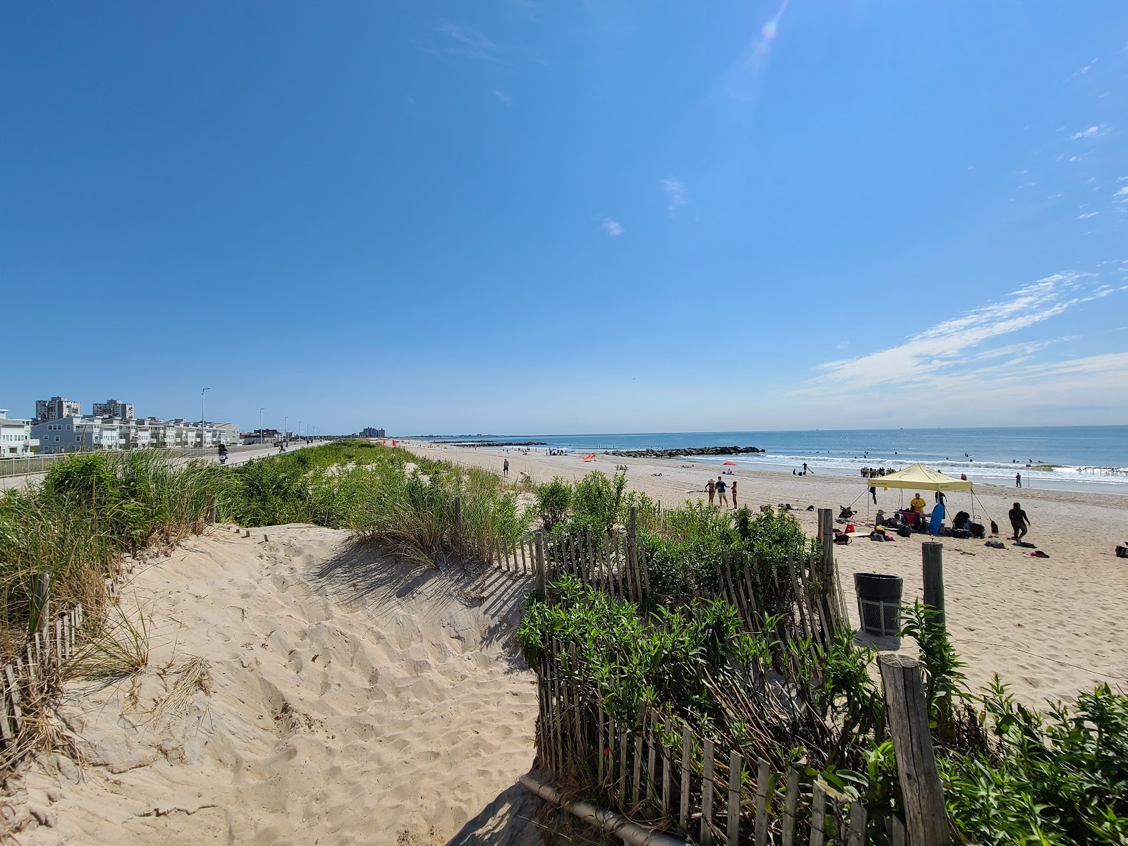 Rockaway Park Beach的照片 带有长直海岸