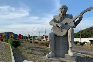 Estatua Maestro Alirio Diaz image