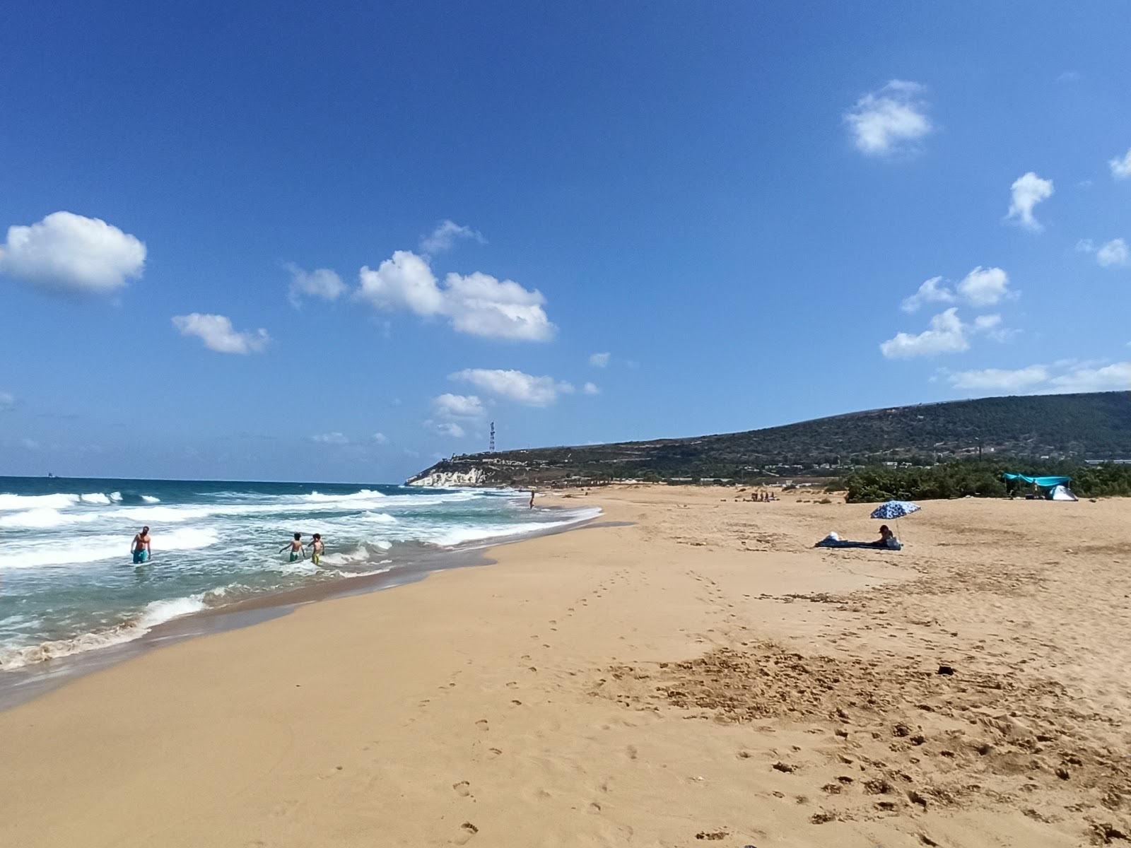 Foto de Yefet's beach - lugar popular entre os apreciadores de relaxamento