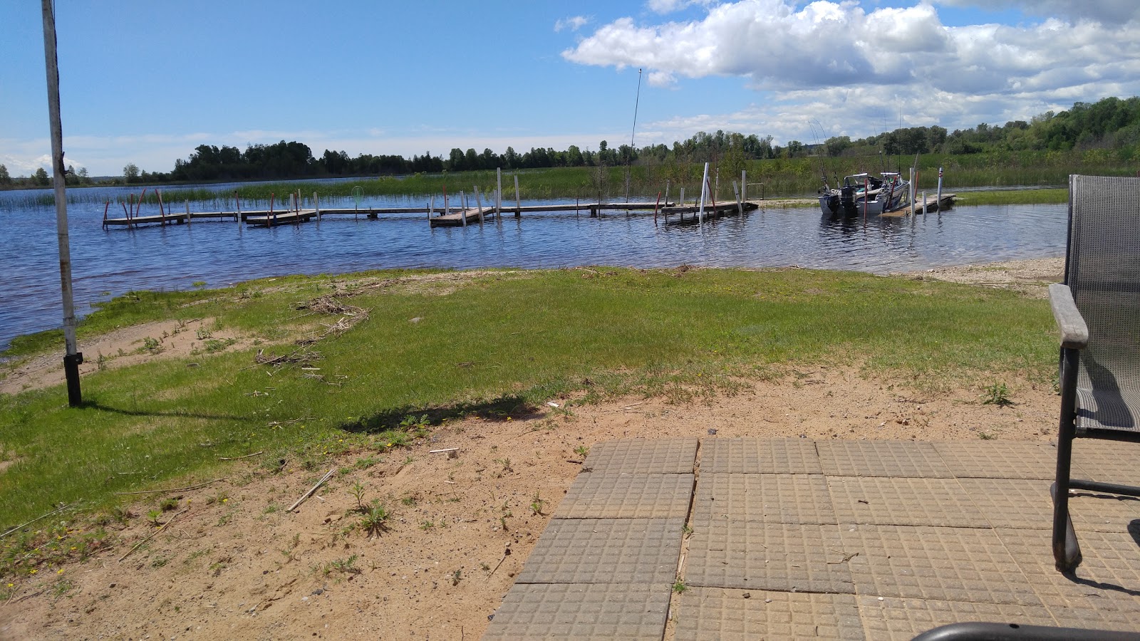 Foto von Brock's Lakeshore Cabins mit beiger sand Oberfläche