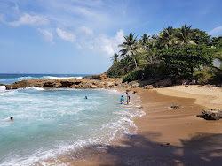 Mameyal beach'in fotoğrafı küçük koy ile birlikte