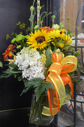 Florist «Mt Washington Florist», reviews and photos, 145 N Bardstown Rd, Mt Washington, KY 40047, USA