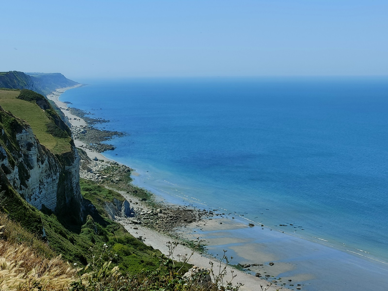 Plage Saint-Jouin'in fotoğrafı uçurumlarla desteklenmiş