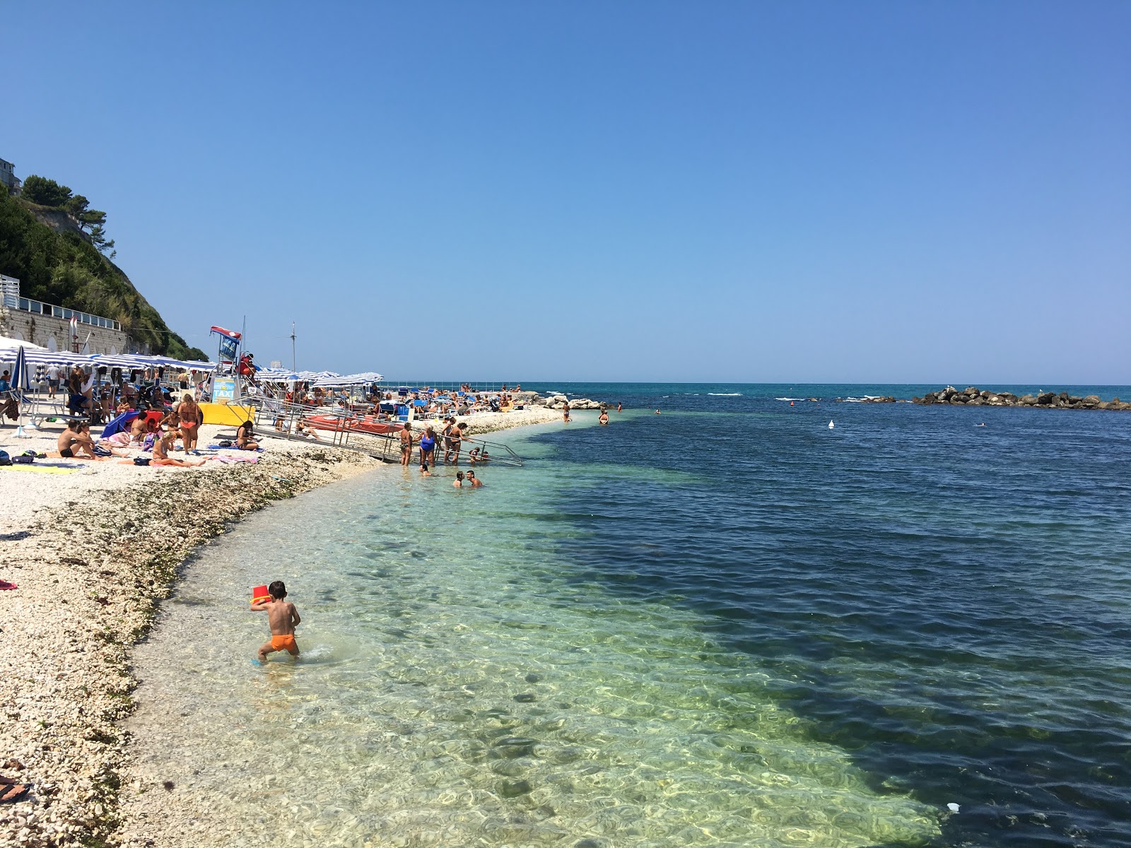 Foto van Spiaggia del Passetto met ruim strand