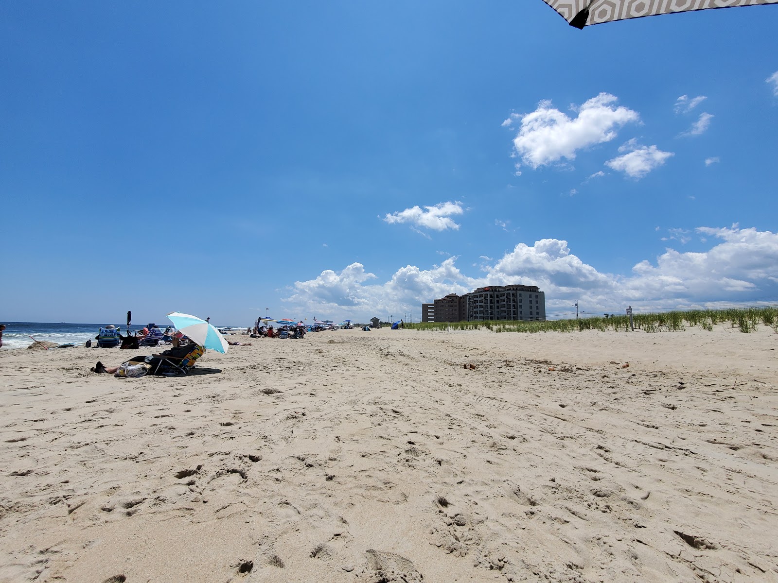 Foto di Monmouth Beach con una superficie del sabbia luminosa