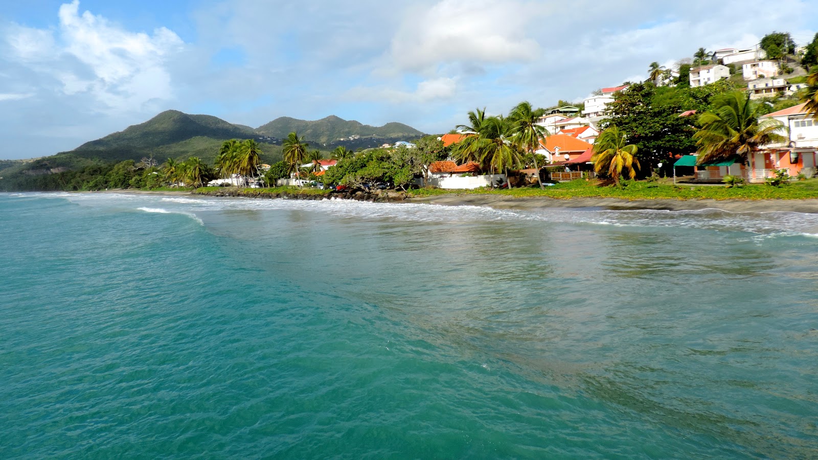 Foto de Le Diamant beach - lugar popular entre os apreciadores de relaxamento