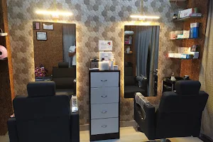 Lavi's hair & beauty salon image
