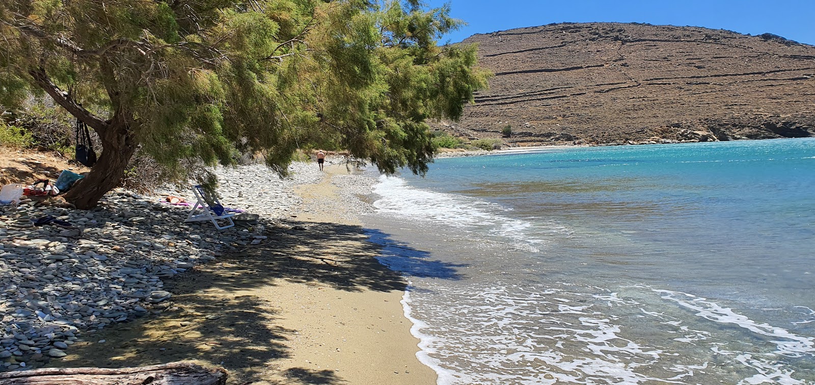 Fotografija Agios Petros beach z turkizna čista voda površino
