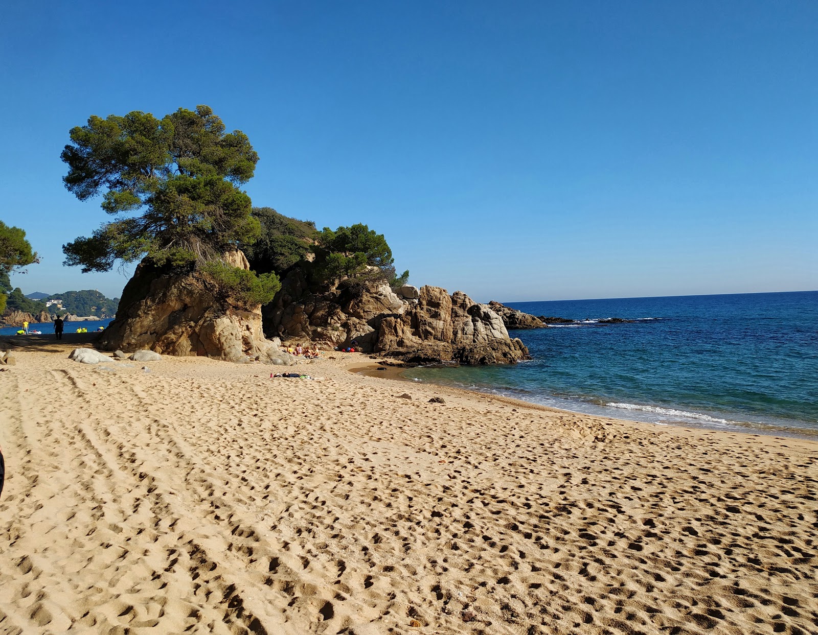 Foto von Playa Santa Cristina umgeben von Bergen