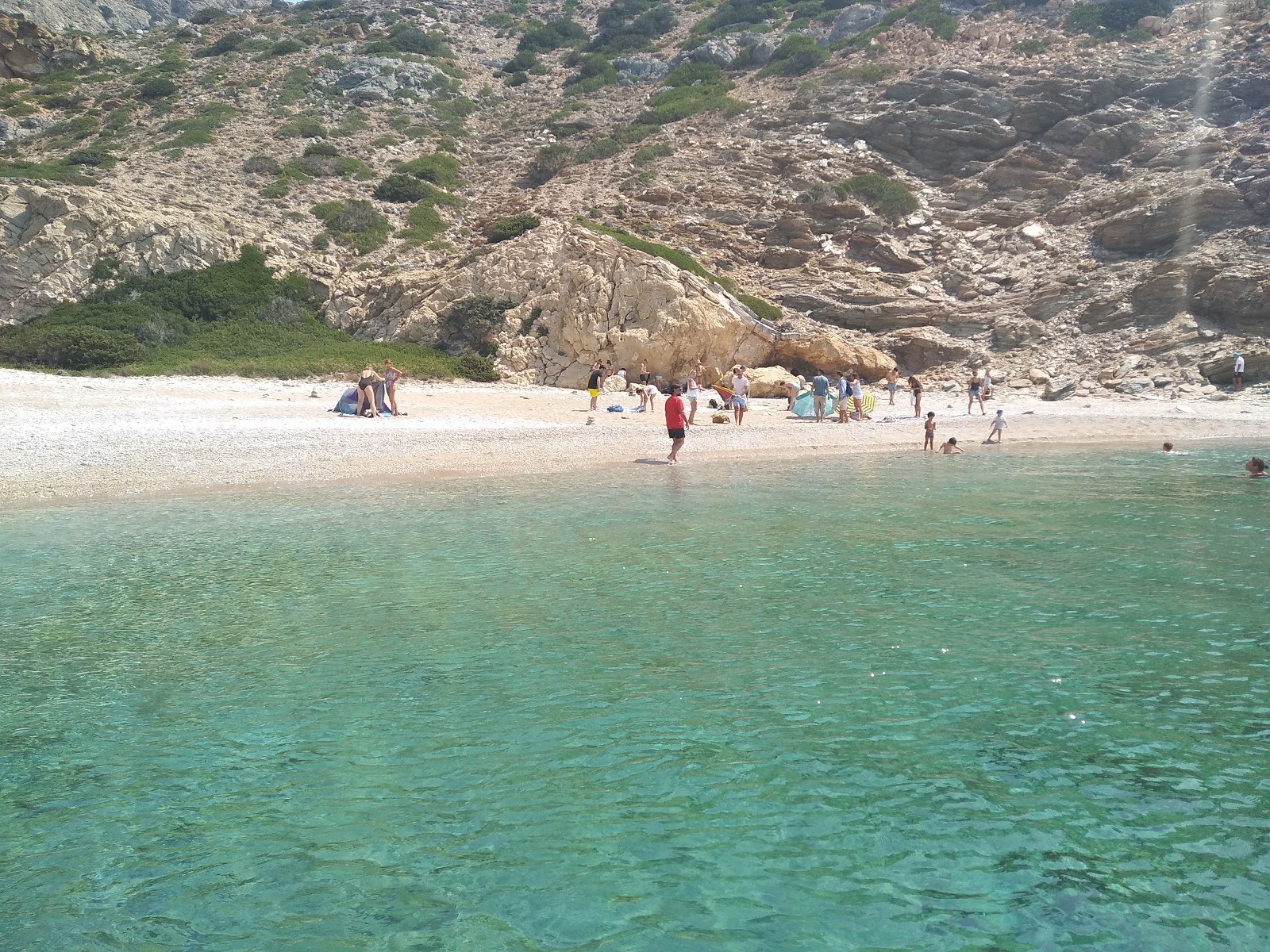 Foto de Karbounolakos beach con cala pequeña