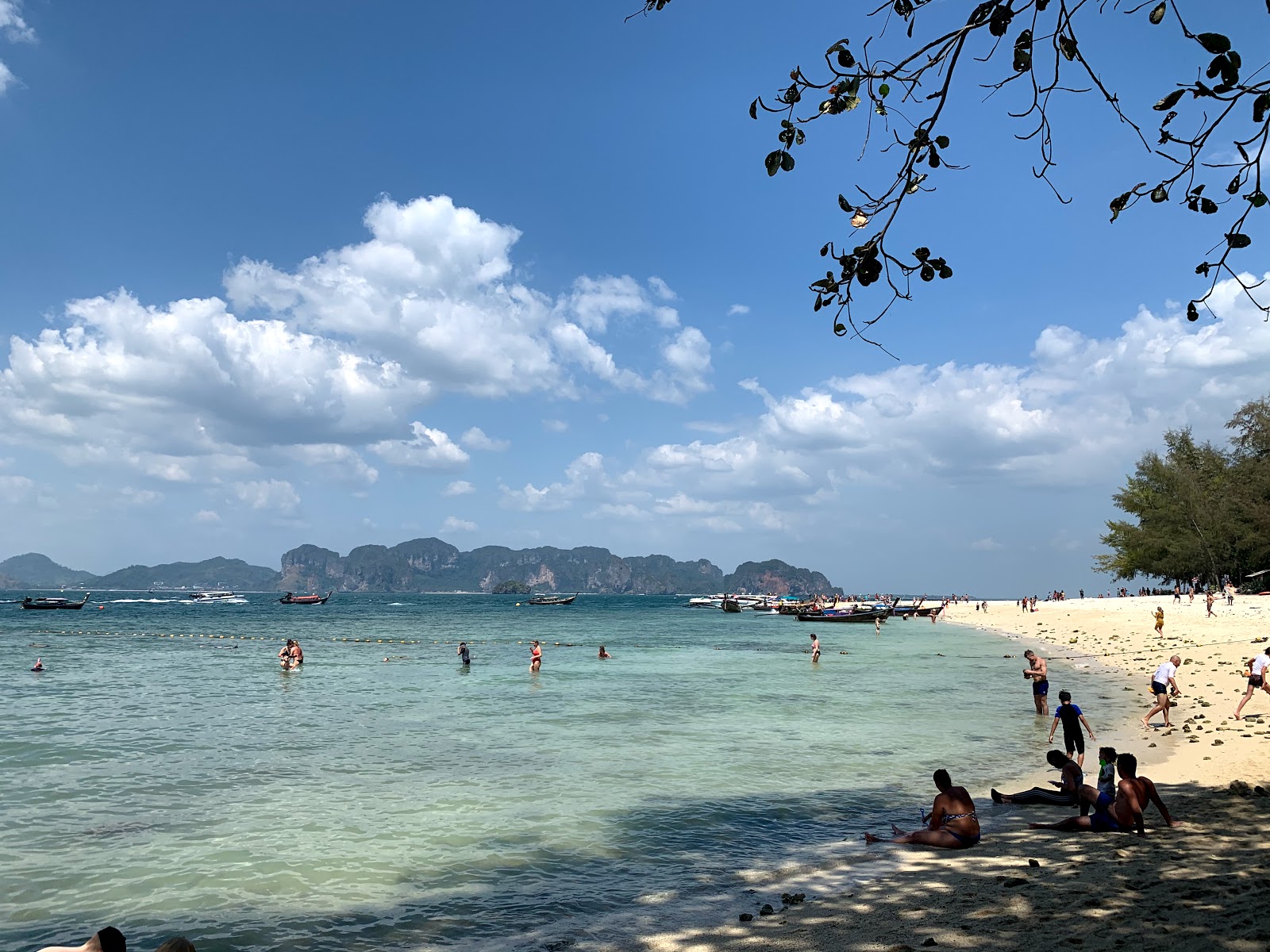 Foto av Ko Poda Strand omgiven av berg