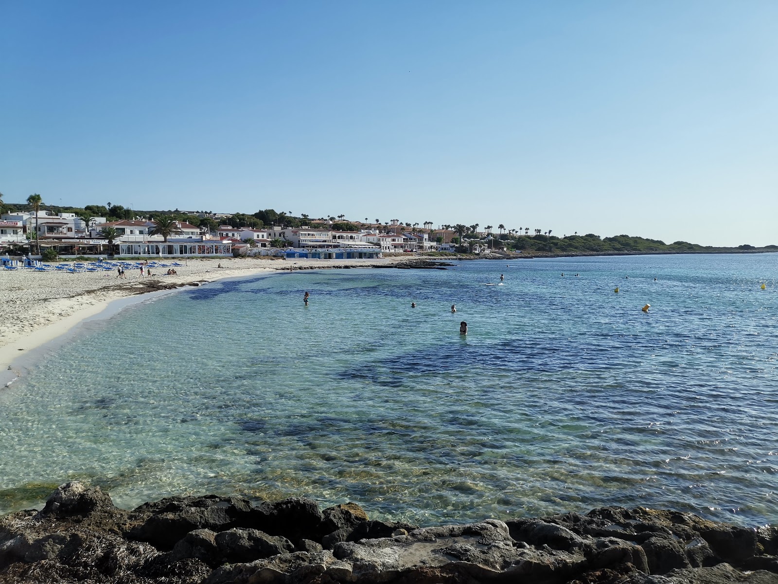 Punta Prima Beach的照片 带有碧绿色纯水表面