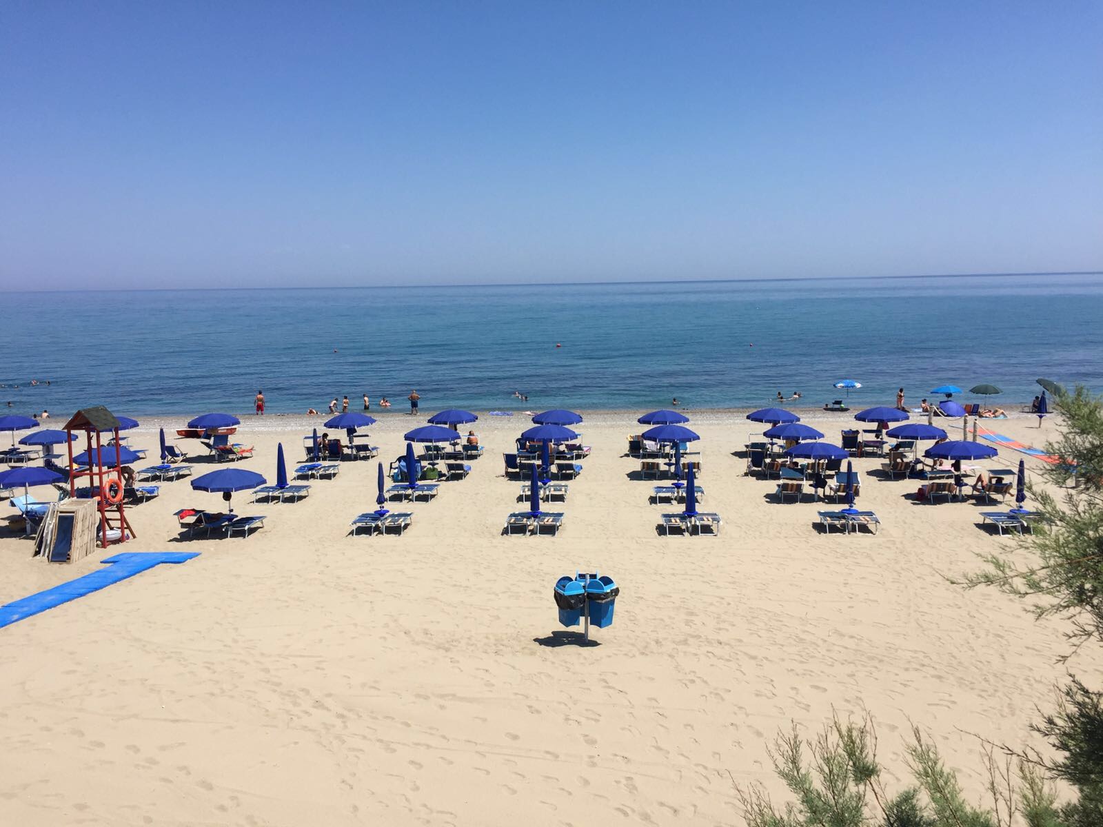 Photo de Mandatoriccio-Campana beach avec sable brun de surface