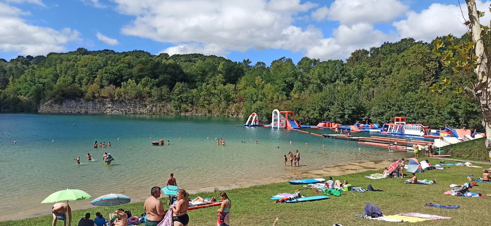 Foto di Plage du Lac des Arroques con una superficie del sabbia beige