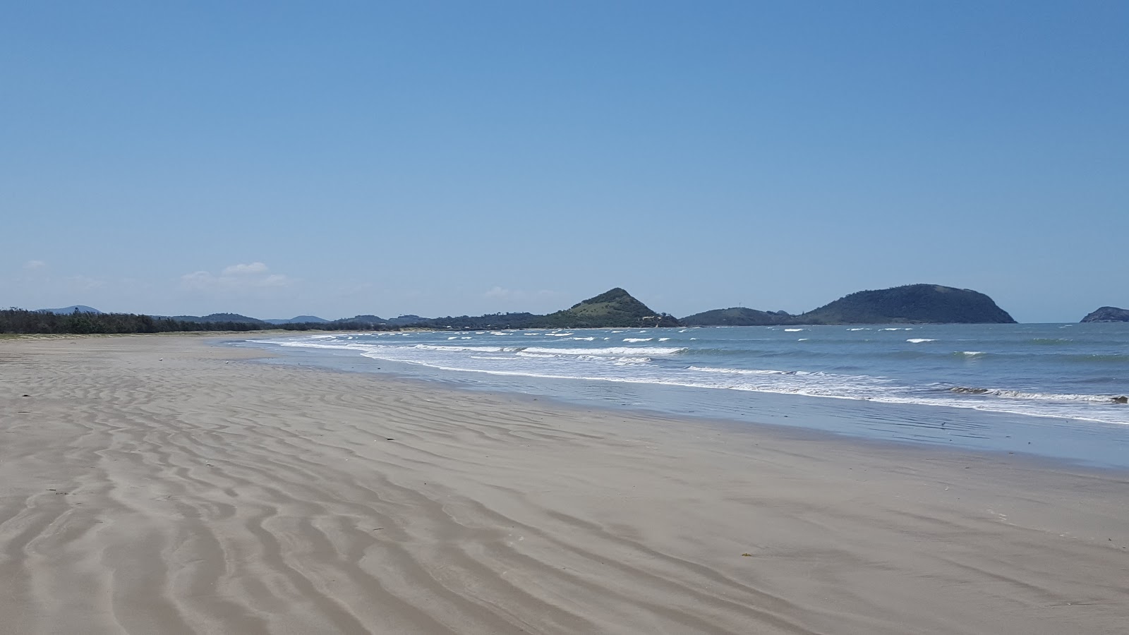 Φωτογραφία του Kinka Beach με φωτεινή άμμος επιφάνεια