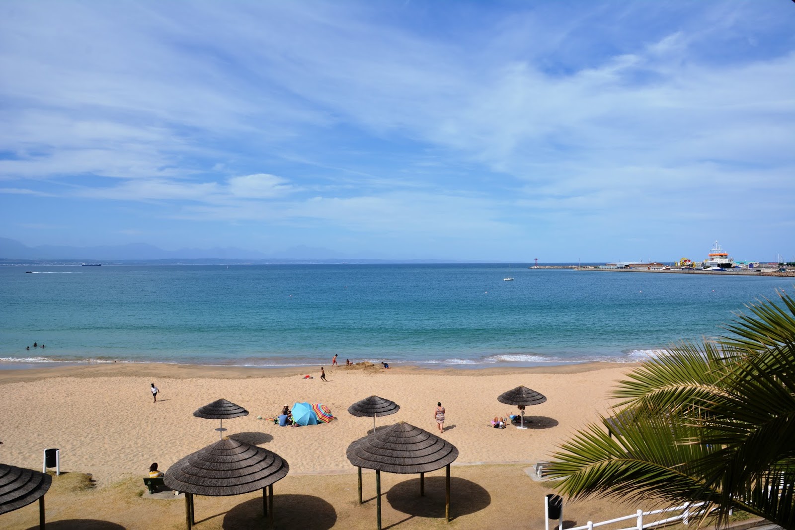 Foto di Santos beach con una superficie del acqua cristallina