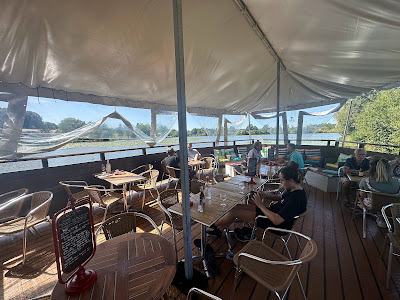 Terrasse de l'étang à Saintigny
