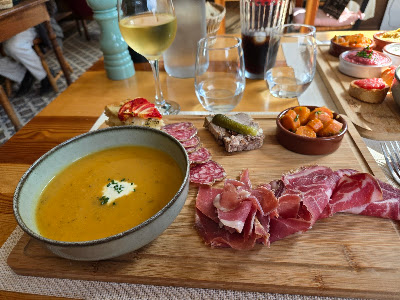 MAMIE ANGELE Chambres d'hôtes restaurant au centre de Saint antonin noble Val à Saint-Antonin-Noble-Val