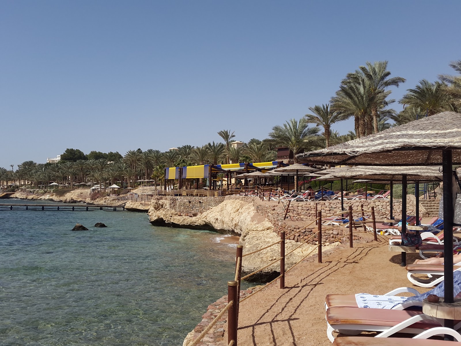 Foto von Rotana resort beach mit sehr sauber Sauberkeitsgrad