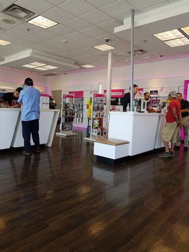 Cell Phone Store «T-Mobile», reviews and photos, 4390 I-30 Suite 100, Dallas, TX 75211, USA