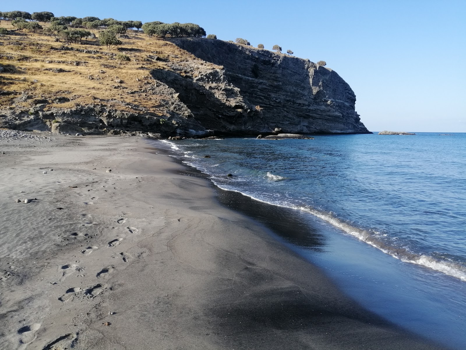 Foto von Paralia Trigari von Klippen umgeben