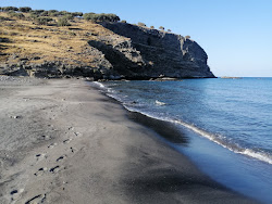Foto von Paralia Trigari von Klippen umgeben
