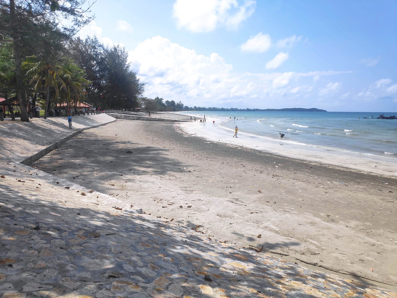 Foto av Tanjung Balau Beach med grå sand yta