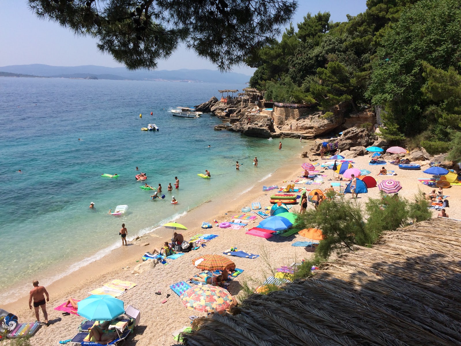 Φωτογραφία του Plaza Mokalo με μικρά μπεζ βότσαλα επιφάνεια