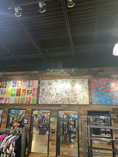 Clothing Store «Tillys», reviews and photos, 343 N Alafaya Trail, Orlando, FL 32828, USA