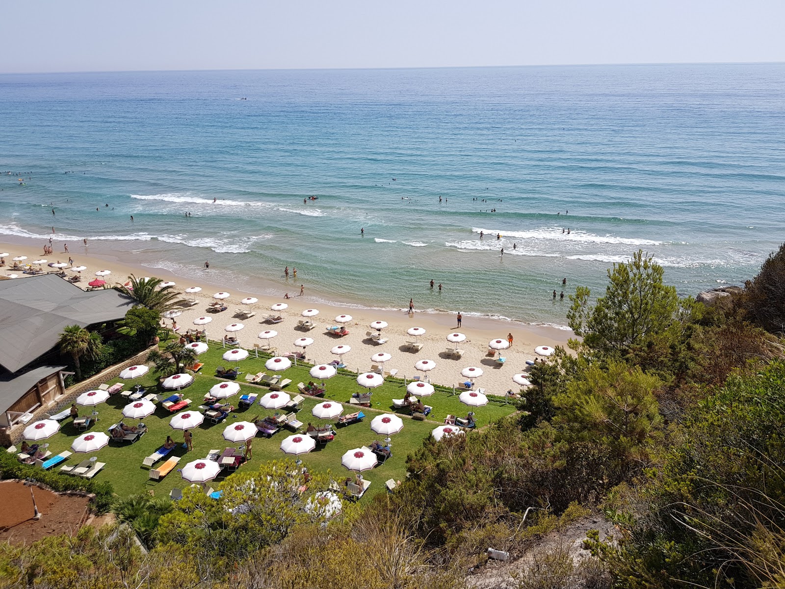 Fotografie cu Spiaggia libera Sperlonga sprijinit de stânci